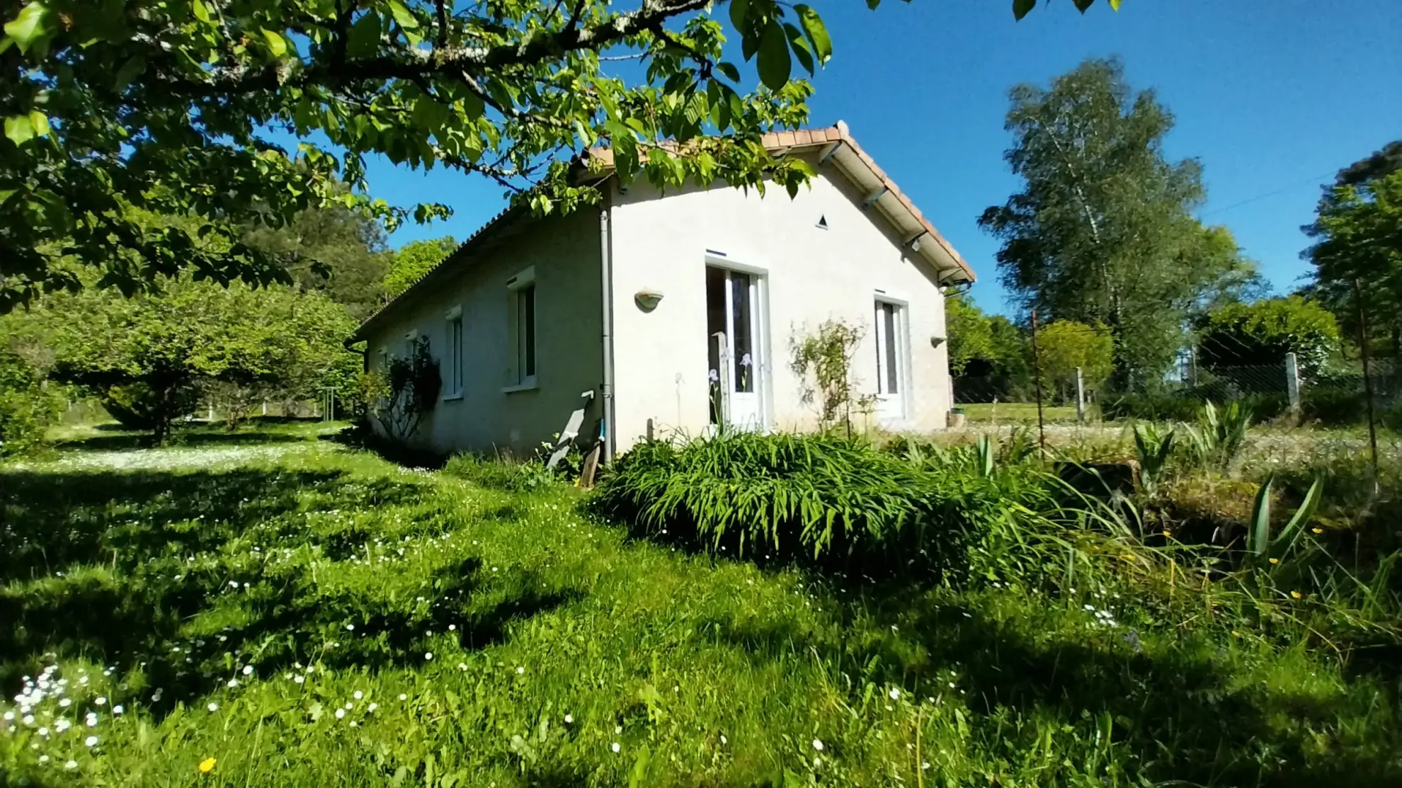Maison de plain-pied avec 4 chambres, garage et jardin à Ribérac 