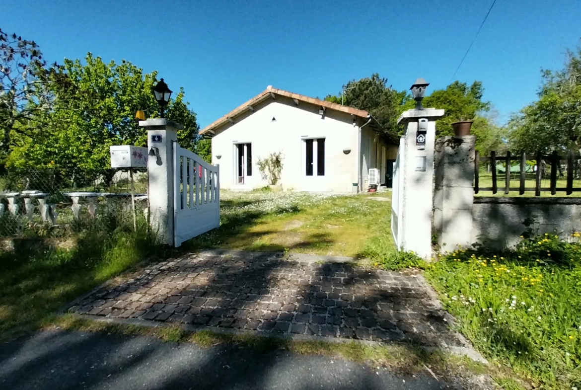 Maison de plain-pied avec 4 chambres, garage et jardin à Ribérac 