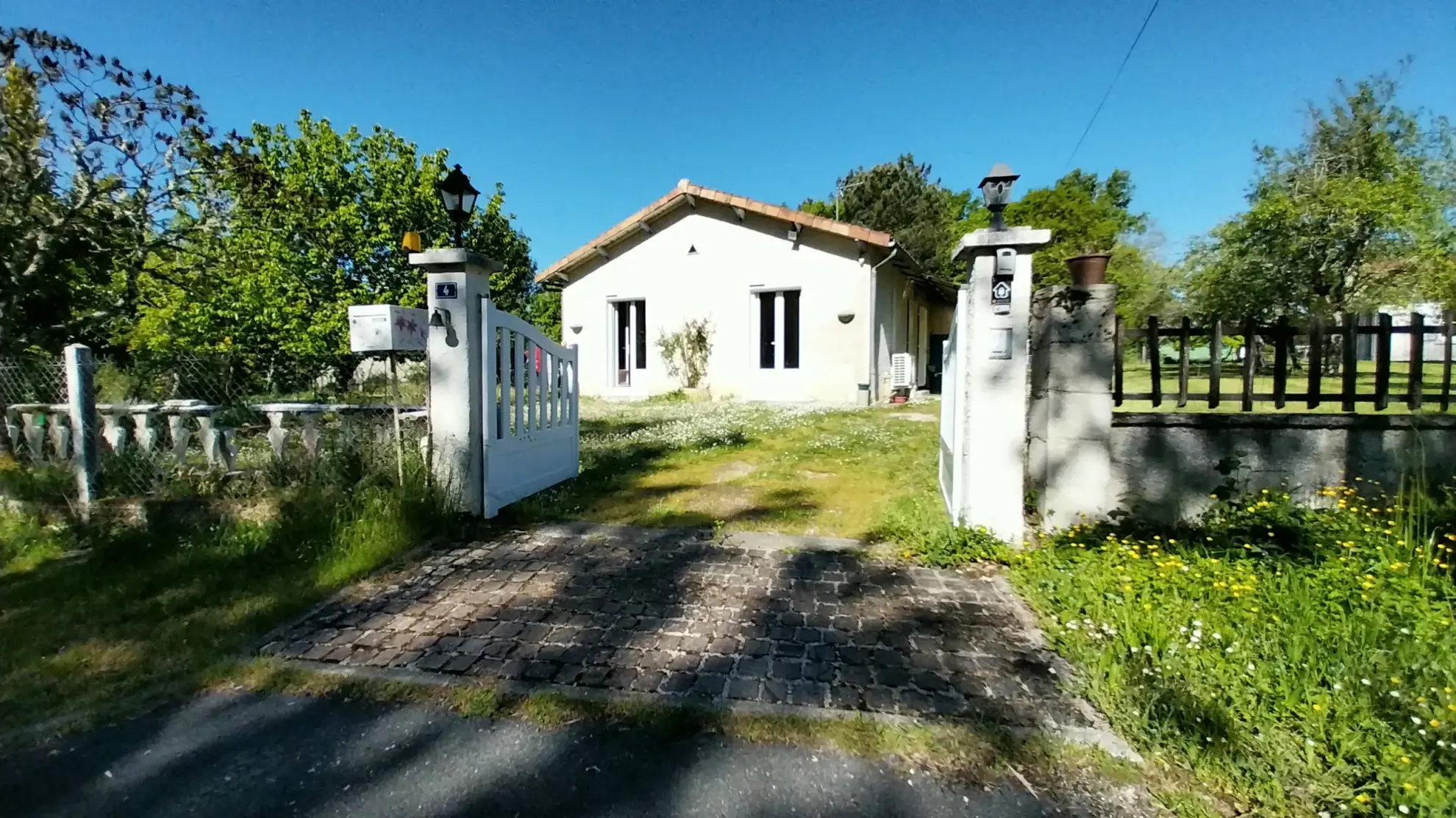 Maison de plain-pied avec 4 chambres, garage et jardin à Ribérac 
