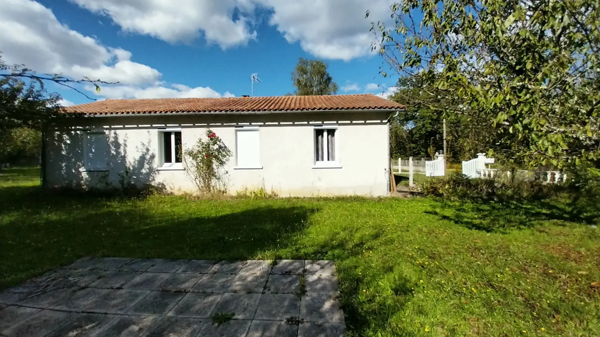 Maison de plain-pied avec 4 chambres, garage et jardin à Ribérac 