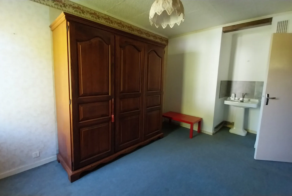 Maison de plain-pied avec 4 chambres, garage et jardin à Ribérac 