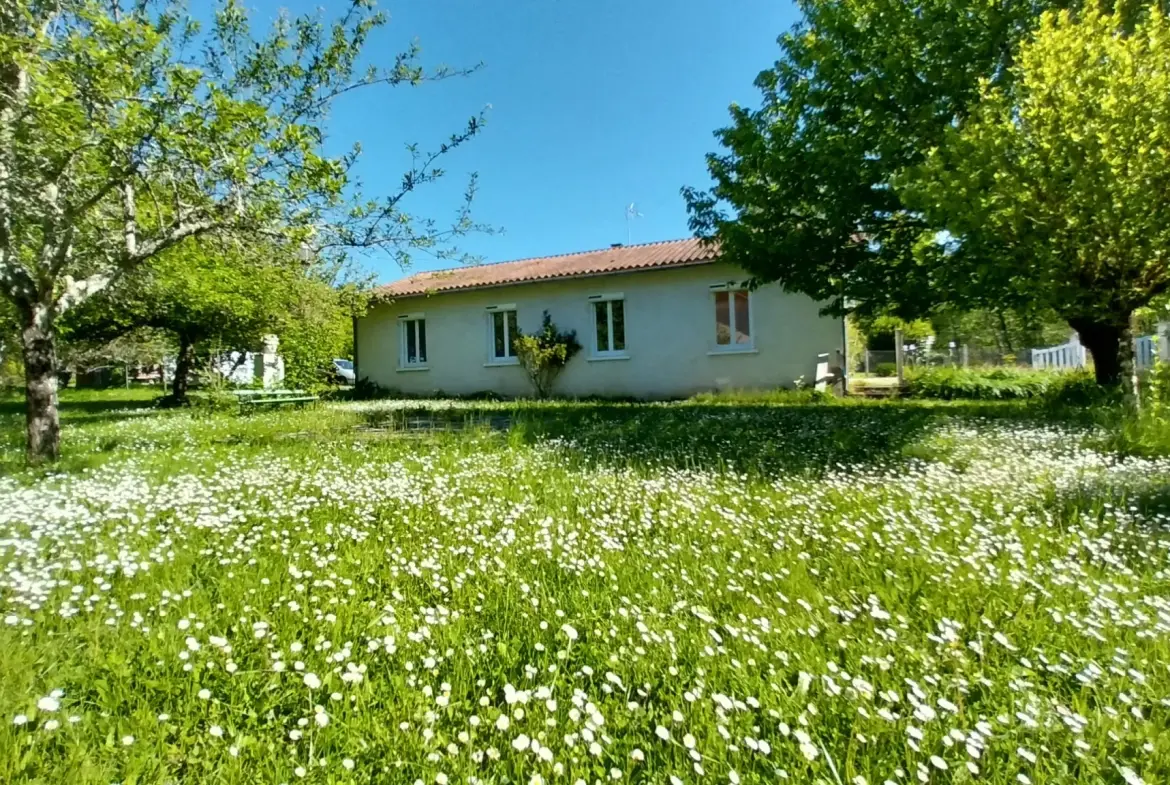 Maison de plain-pied avec 4 chambres, garage et jardin à Ribérac 