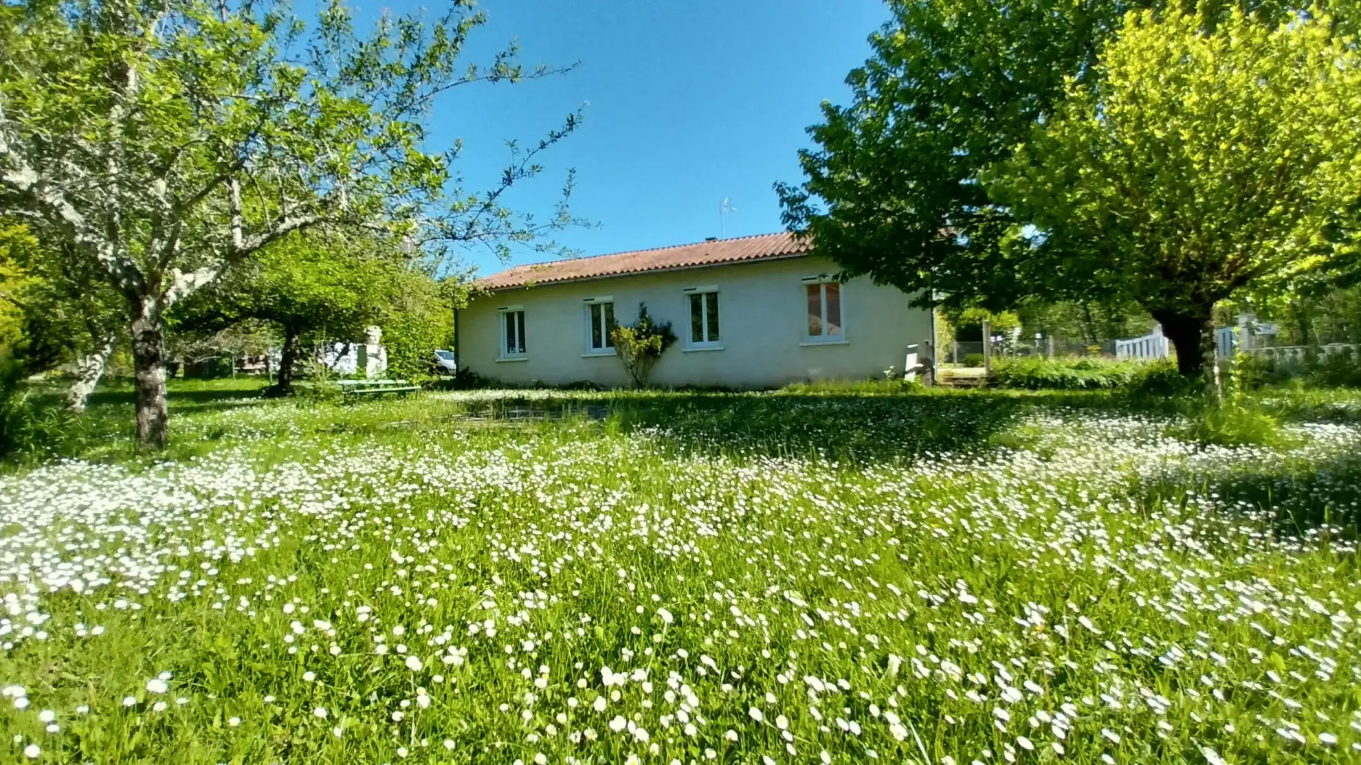 Maison de plain-pied avec 4 chambres, garage et jardin à Ribérac 