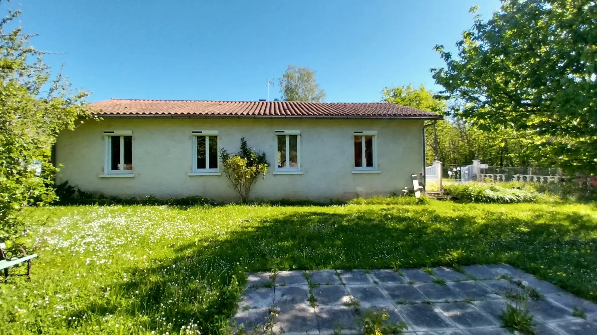 Maison de plain-pied avec 4 chambres, garage et jardin à Ribérac 
