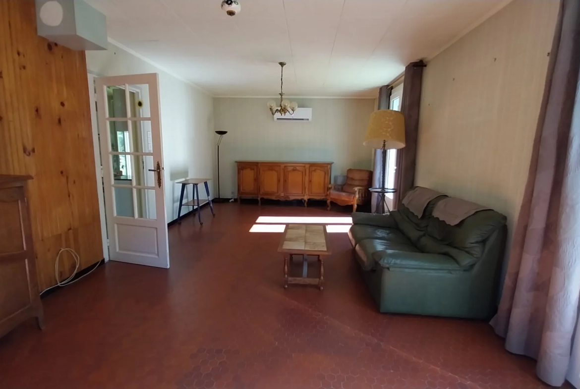 Maison de plain-pied avec 4 chambres, garage et jardin à Ribérac 