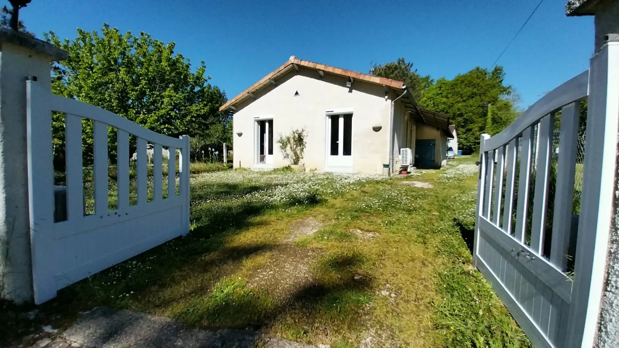 Maison de plain-pied avec 4 chambres, garage et jardin à Ribérac 