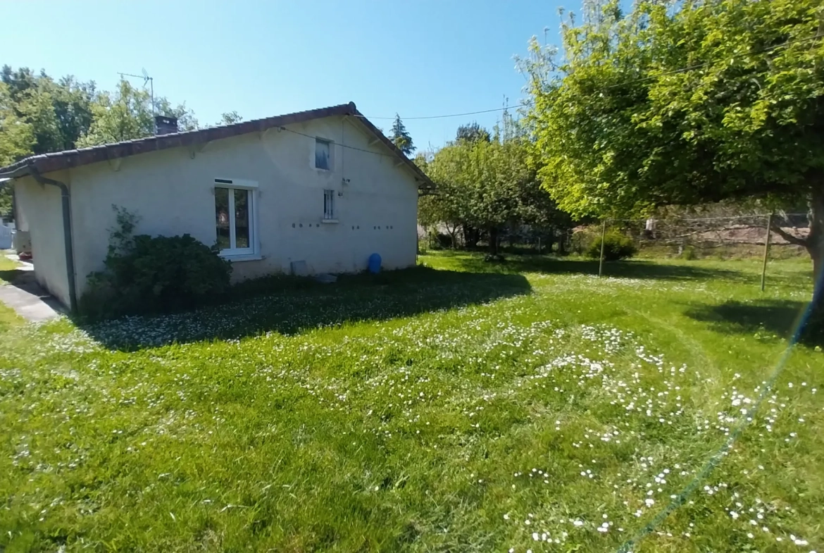 Maison de plain-pied avec 4 chambres, garage et jardin à Ribérac 