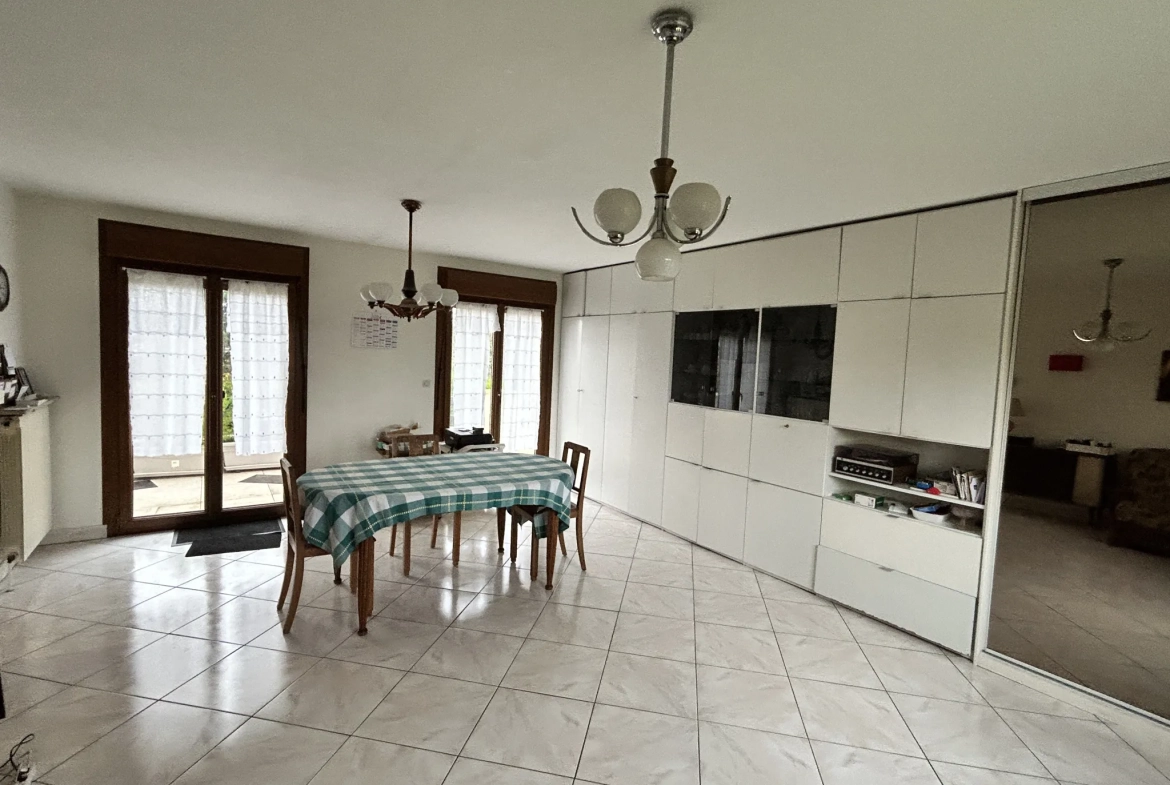 Maison lumineuse à vendre à Augny avec grand terrain et garage, proximité Metz 