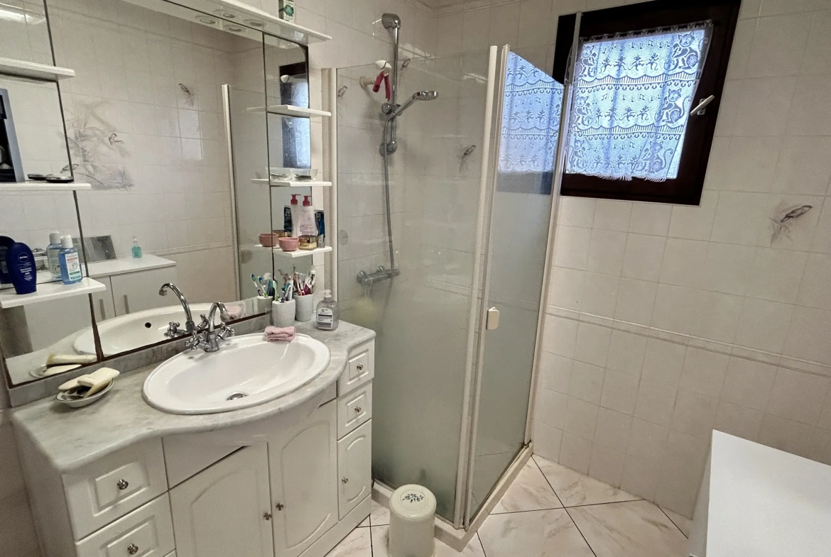Maison lumineuse à vendre à Augny avec grand terrain et garage, proximité Metz 