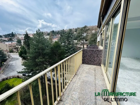Appartement T3/T4 rénové avec balcon et cave à Saint-Étienne, secteur Carnot