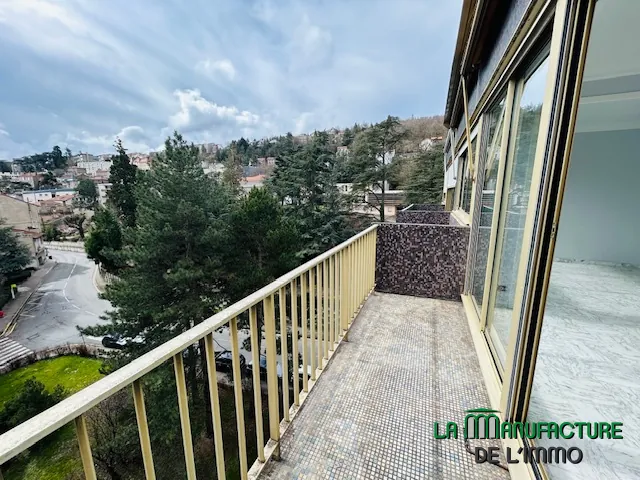 Appartement T3/T4 rénové avec balcon et cave à Saint-Étienne, secteur Carnot 