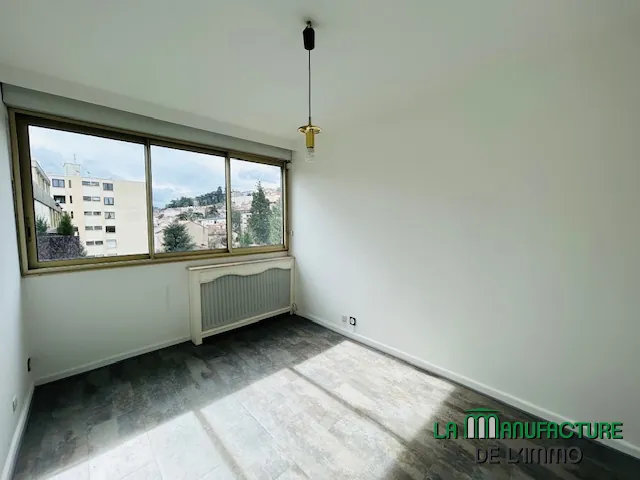 Appartement T3/T4 rénové avec balcon et cave à Saint-Étienne, secteur Carnot 