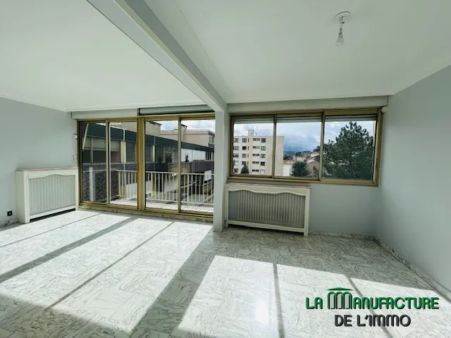 Appartement T3/T4 rénové avec balcon et cave à Saint-Étienne, secteur Carnot 