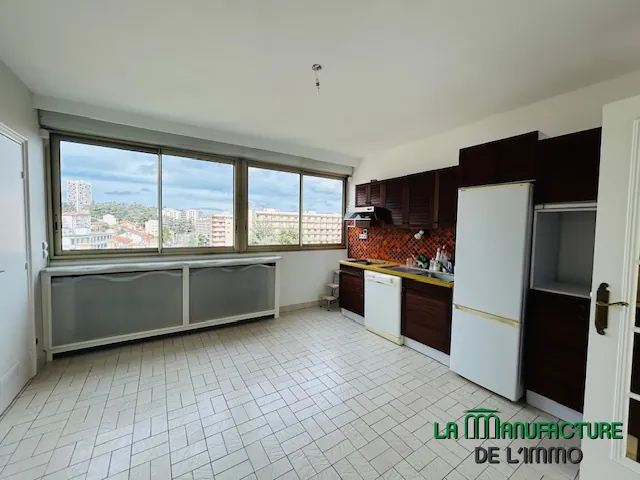 Appartement T3/T4 rénové avec balcon et cave à Saint-Étienne, secteur Carnot 