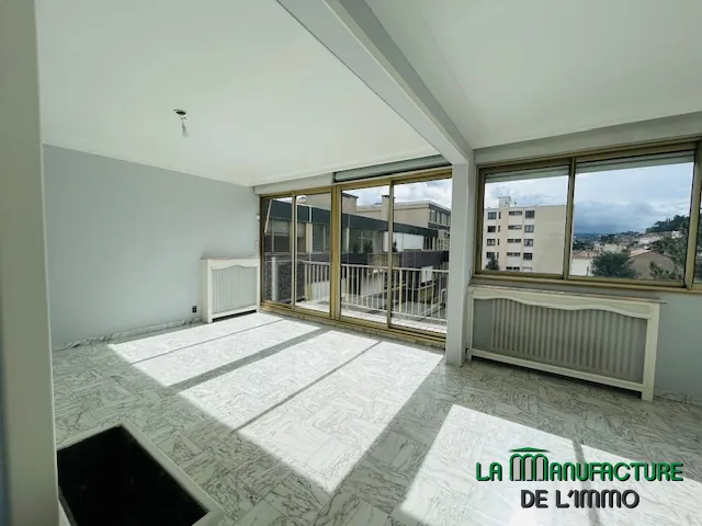 Appartement T3/T4 rénové avec balcon et cave à Saint-Étienne, secteur Carnot 