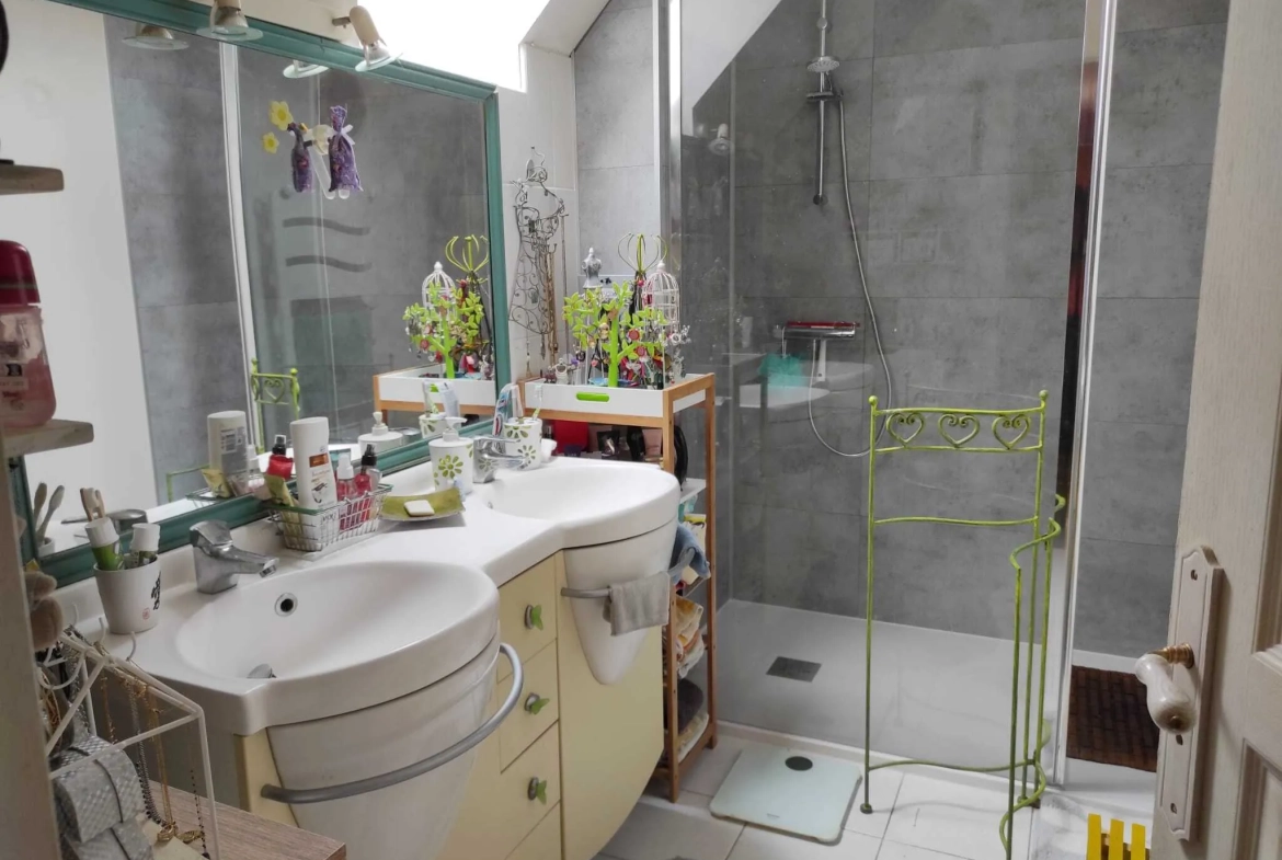 Maison familiale de 135 m² avec grange à Heloup, Normandie 