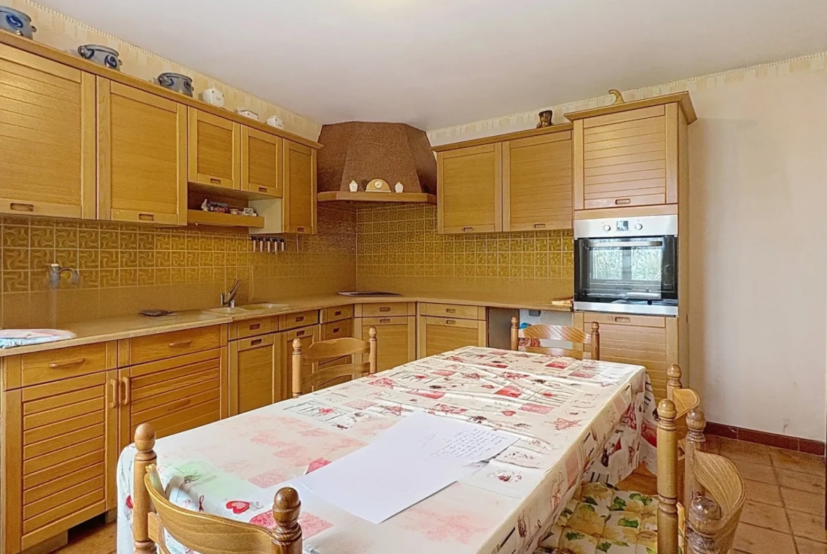 Maison à rafraîchir à Rémilly avec grand potentiel et jardin 