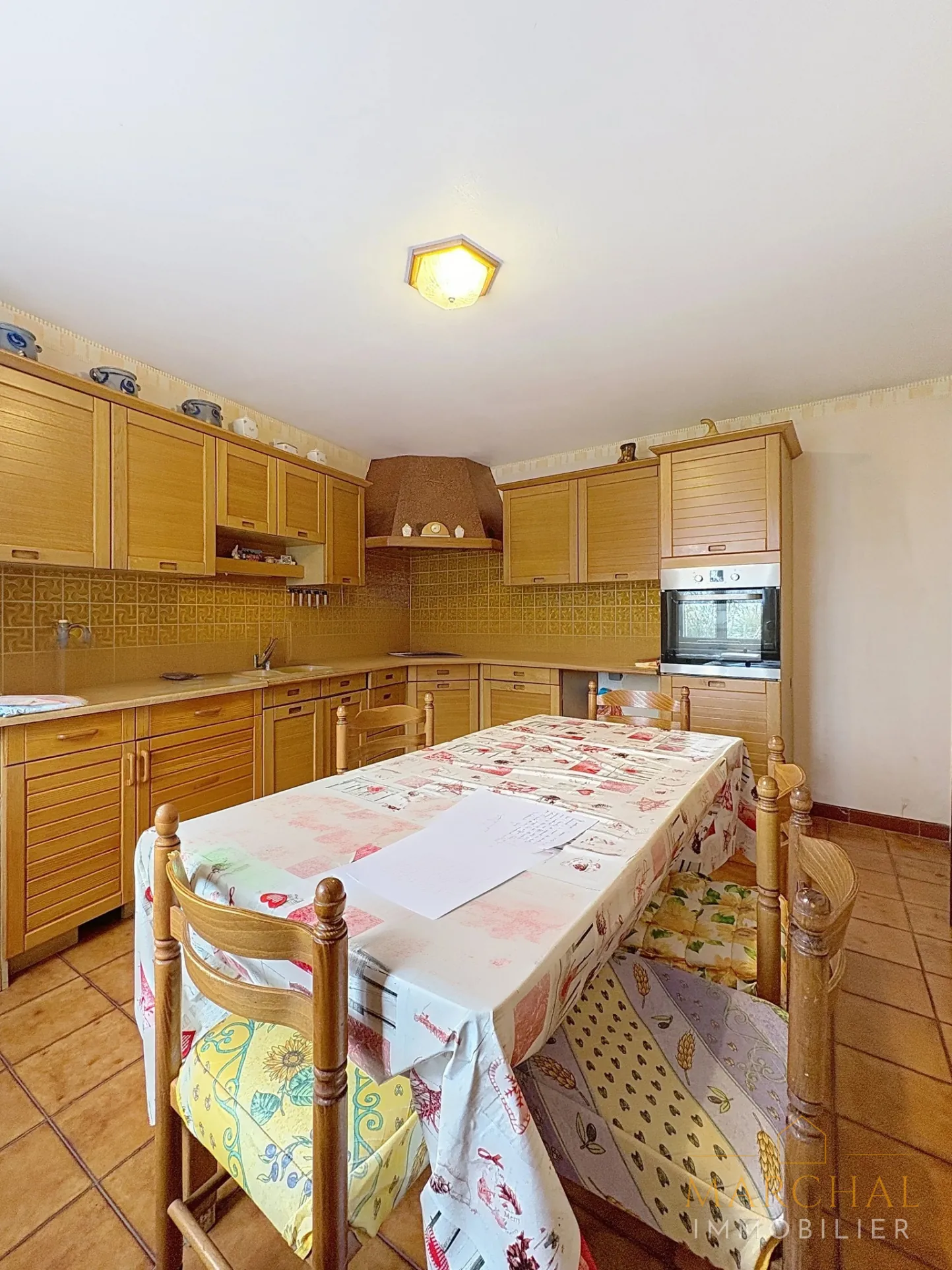Maison à rafraîchir à Rémilly avec grand potentiel et jardin 