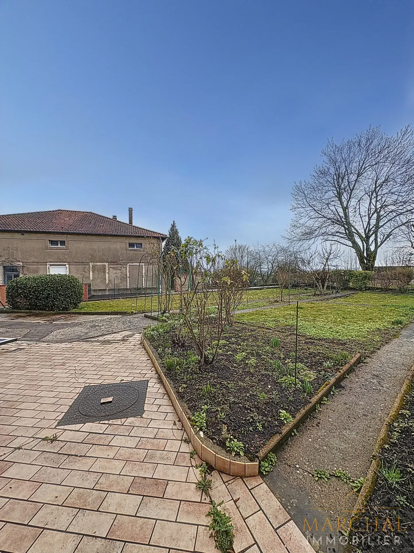 Maison à rafraîchir à Rémilly avec grand potentiel et jardin 