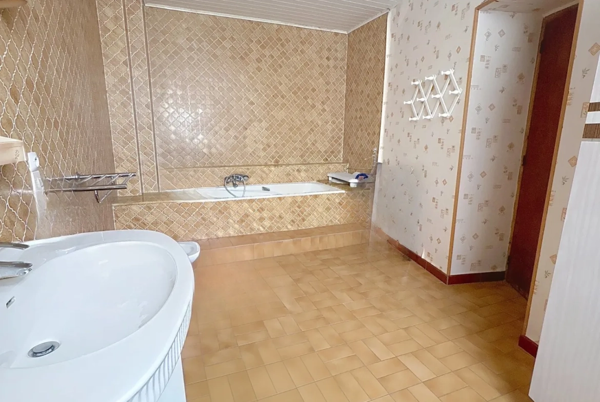 Maison à rafraîchir à Rémilly avec grand potentiel et jardin 