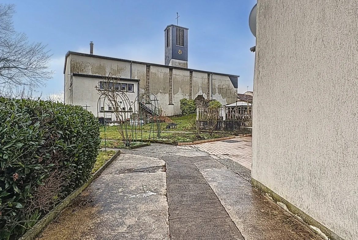 Maison à rafraîchir à Rémilly avec grand potentiel et jardin 