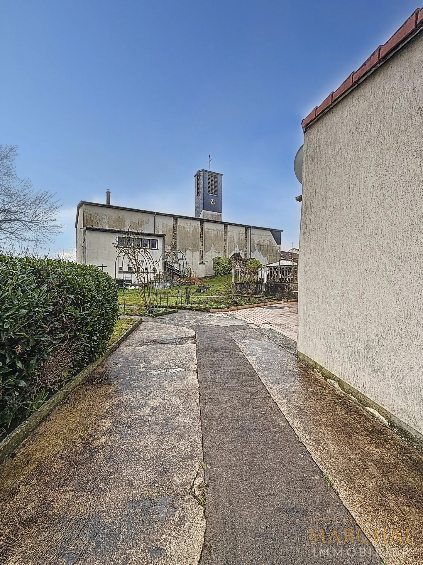 Maison à rafraîchir à Rémilly avec grand potentiel et jardin 