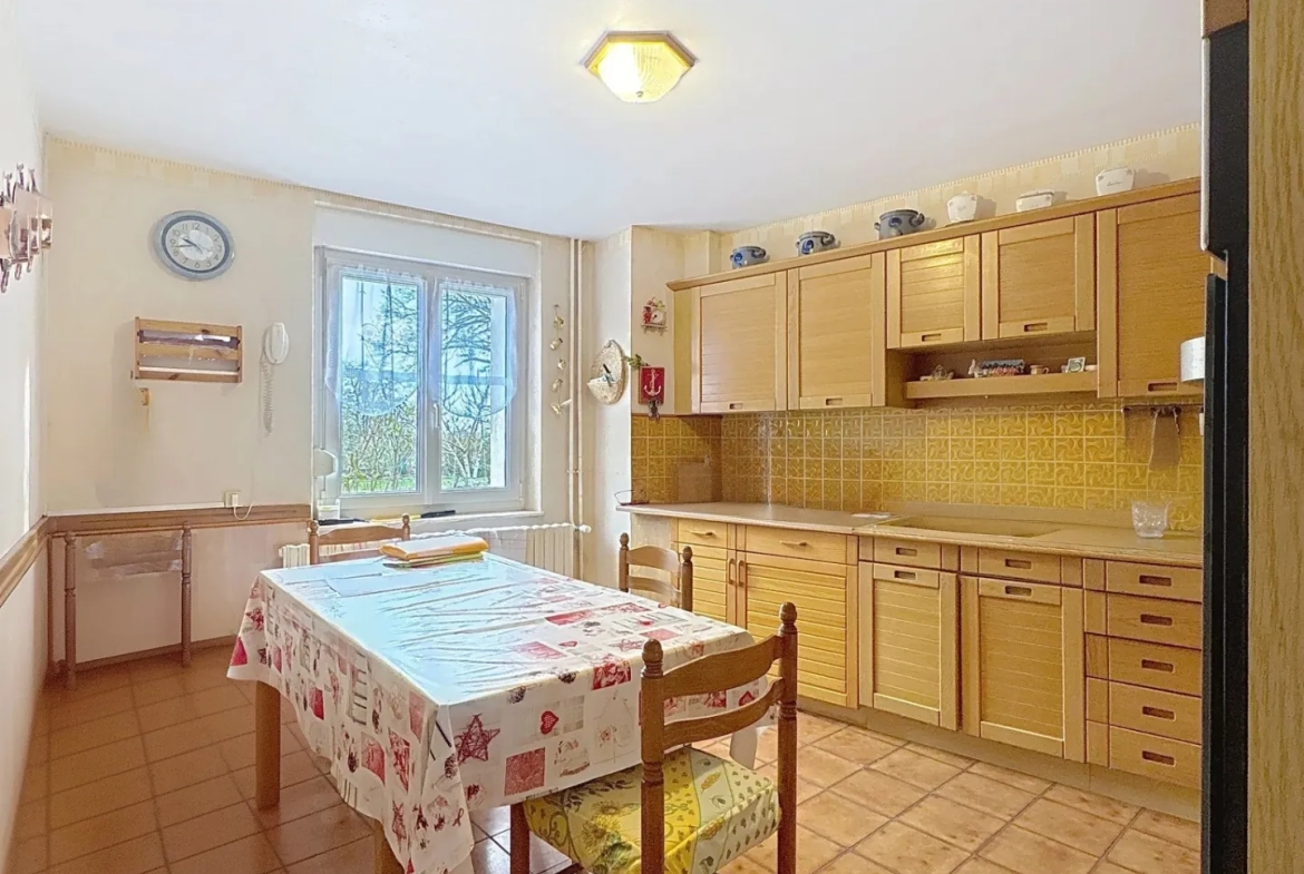 Maison à rafraîchir à Rémilly avec grand potentiel et jardin 