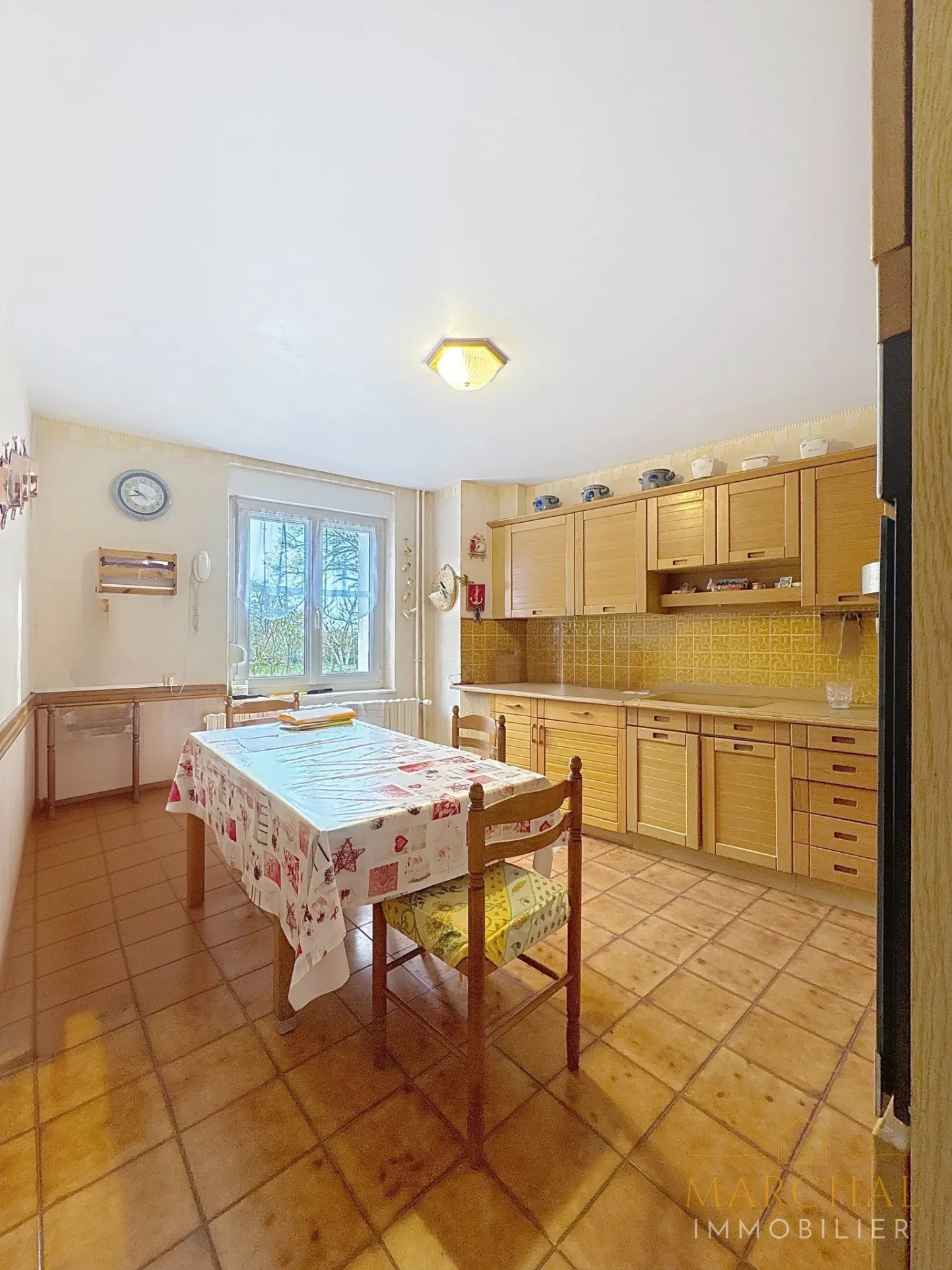 Maison à rafraîchir à Rémilly avec grand potentiel et jardin 