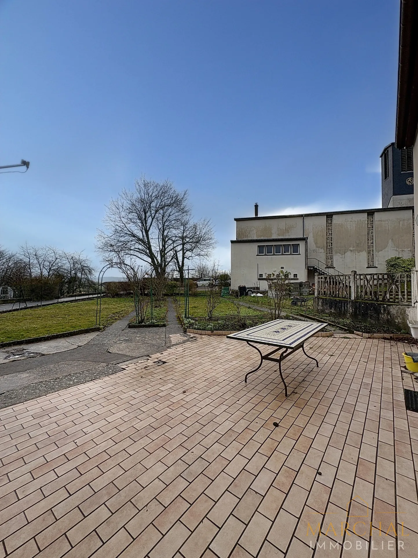 Maison à rafraîchir à Rémilly avec grand potentiel et jardin 