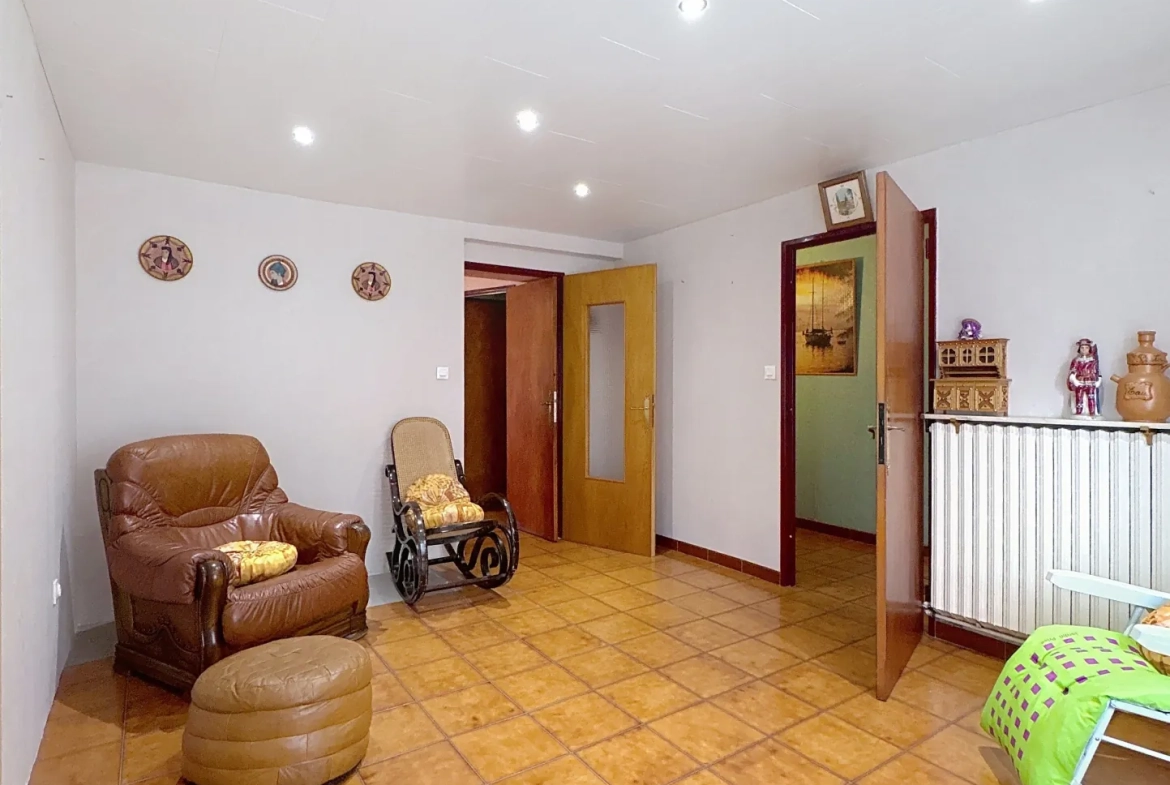 Maison à rafraîchir à Rémilly avec grand potentiel et jardin 