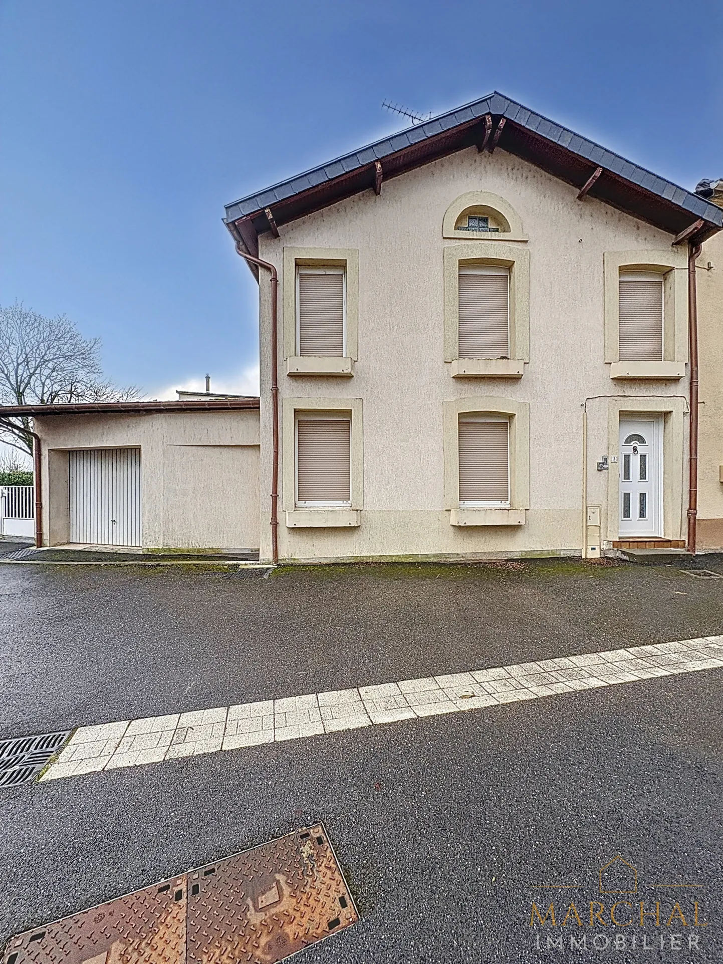 Maison à rafraîchir à Rémilly avec grand potentiel et jardin 