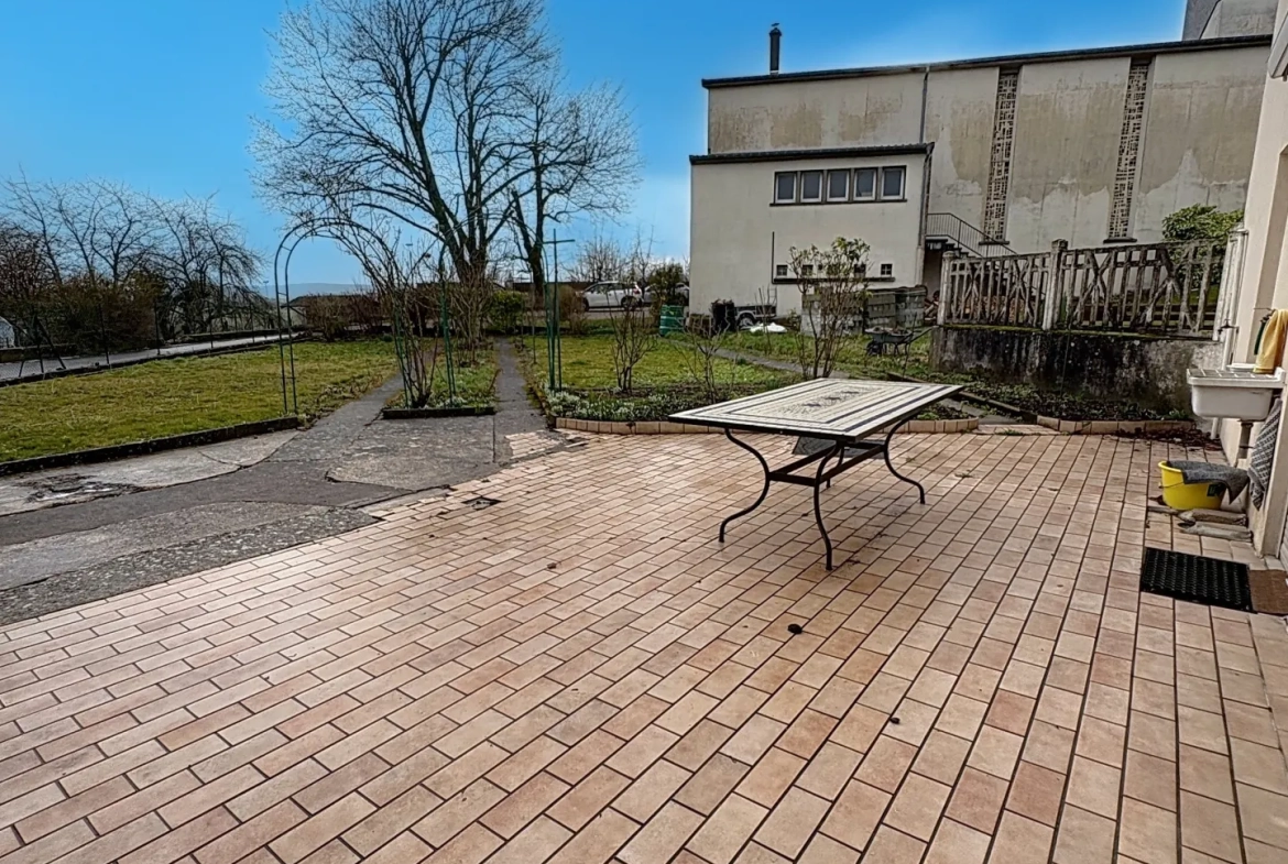 Maison à rafraîchir à Rémilly avec grand potentiel et jardin 