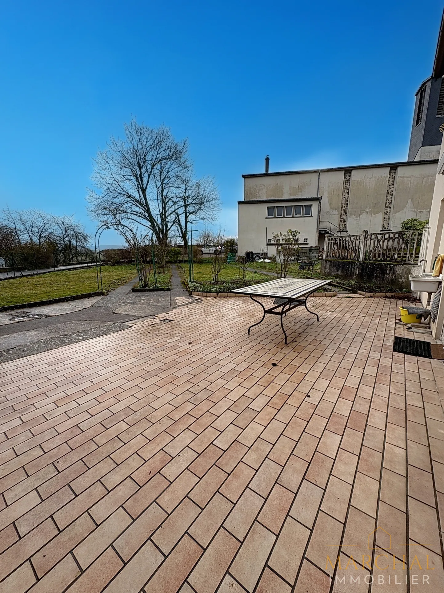 Maison à rafraîchir à Rémilly avec grand potentiel et jardin 