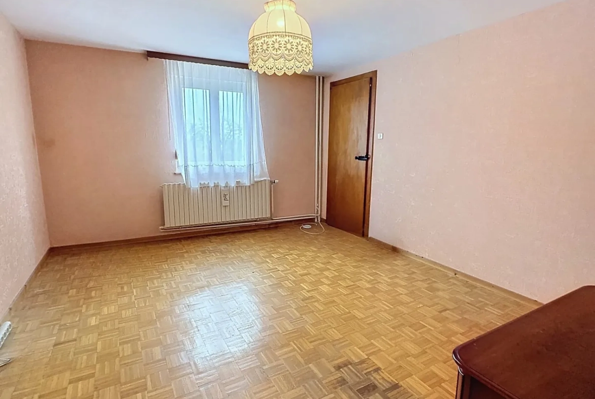 Maison à rafraîchir à Rémilly avec grand potentiel et jardin 