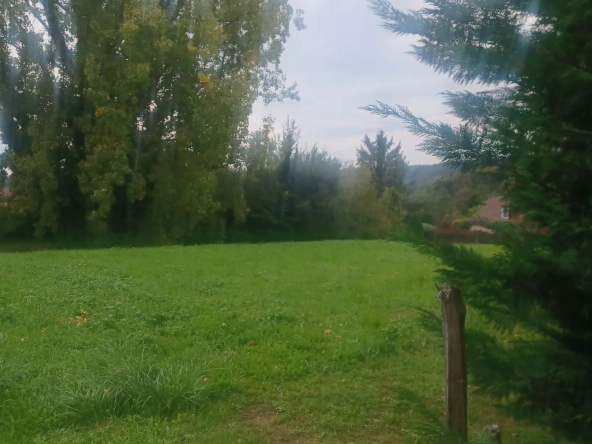 Terrain constructible de 2490 m² à Sarlat, vue campagne et possibilité de bâtir