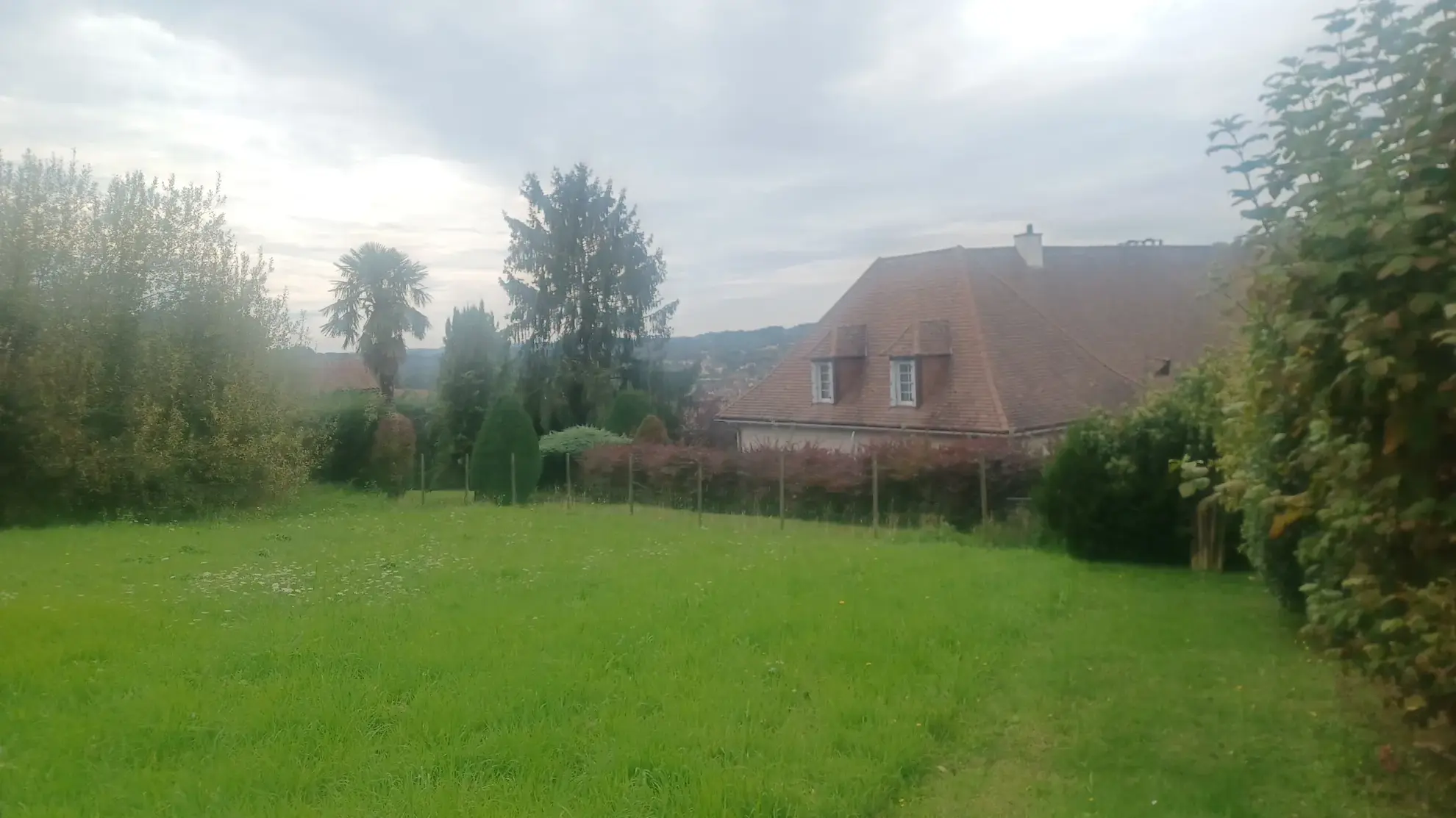 Terrain constructible de 2490 m² à Sarlat, vue campagne et possibilité de bâtir 