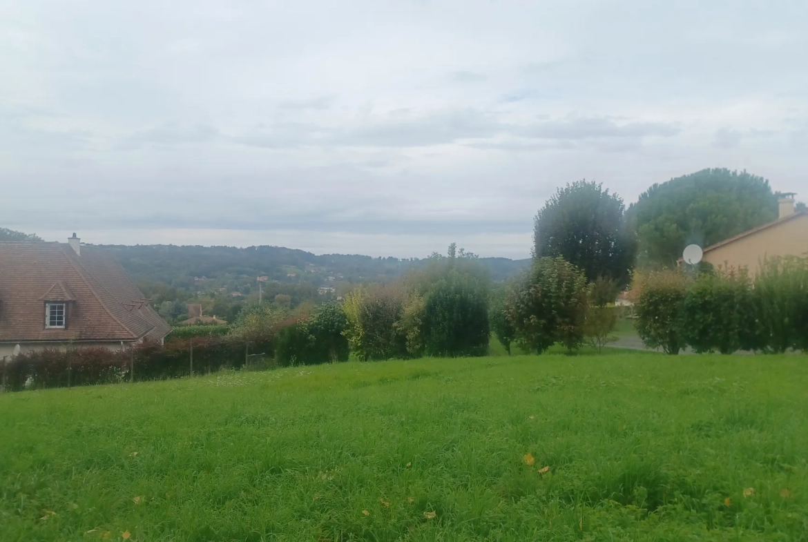 Terrain constructible de 2490 m² à Sarlat, vue campagne et possibilité de bâtir 