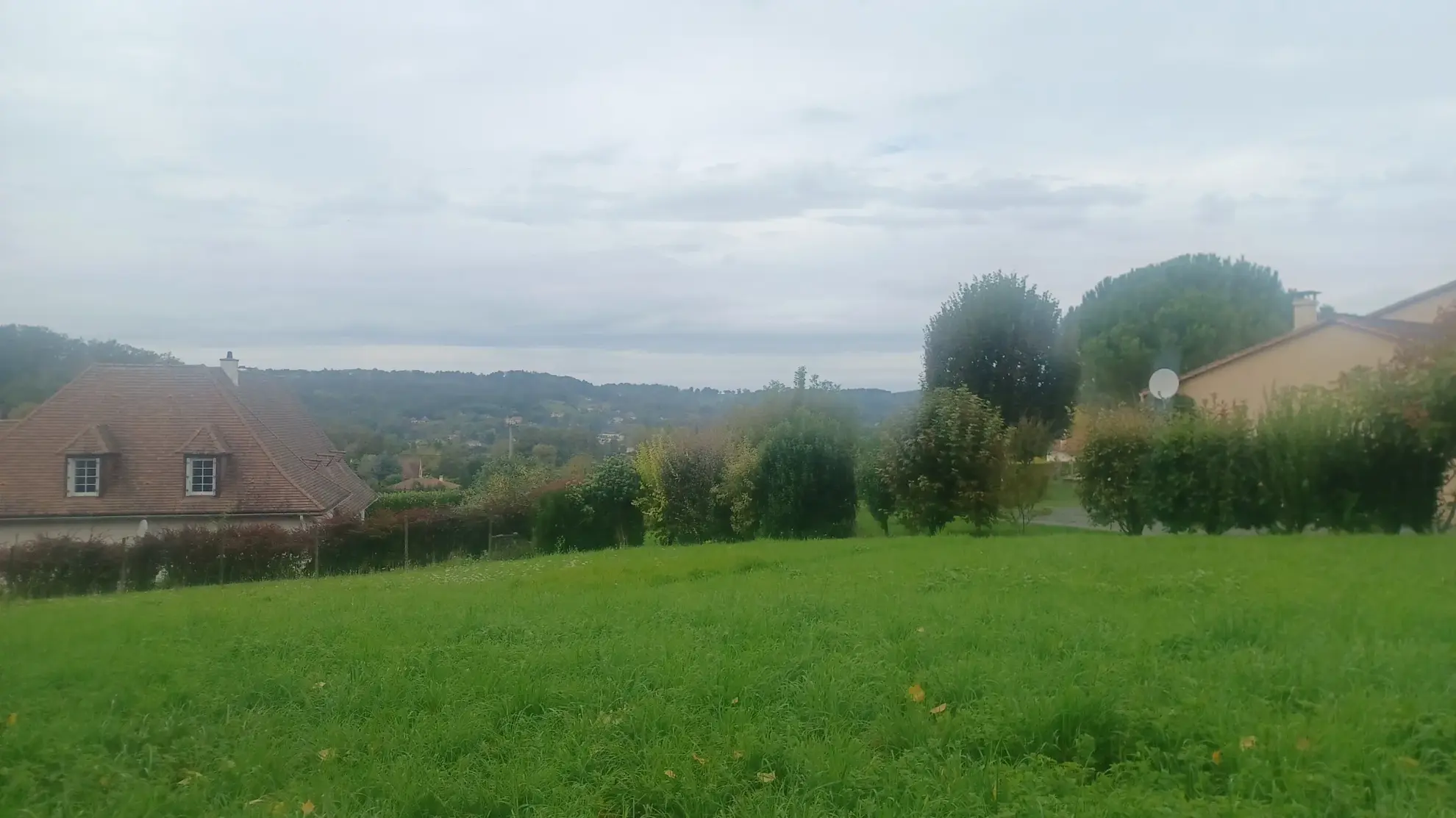 Terrain constructible de 2490 m² à Sarlat, vue campagne et possibilité de bâtir 
