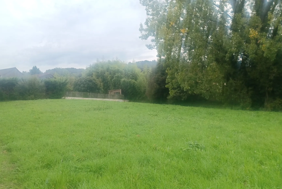 Terrain constructible de 2490 m² à Sarlat, vue campagne et possibilité de bâtir 