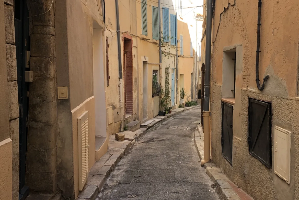 Immeuble à vendre dans le centre historique de Hyères, idéal pour investissement locatif 