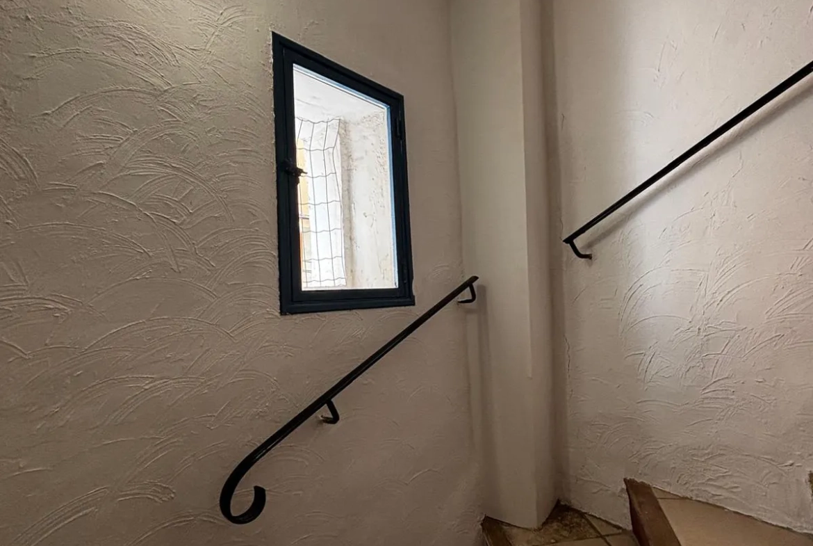 Immeuble à vendre dans le centre historique de Hyères, idéal pour investissement locatif 
