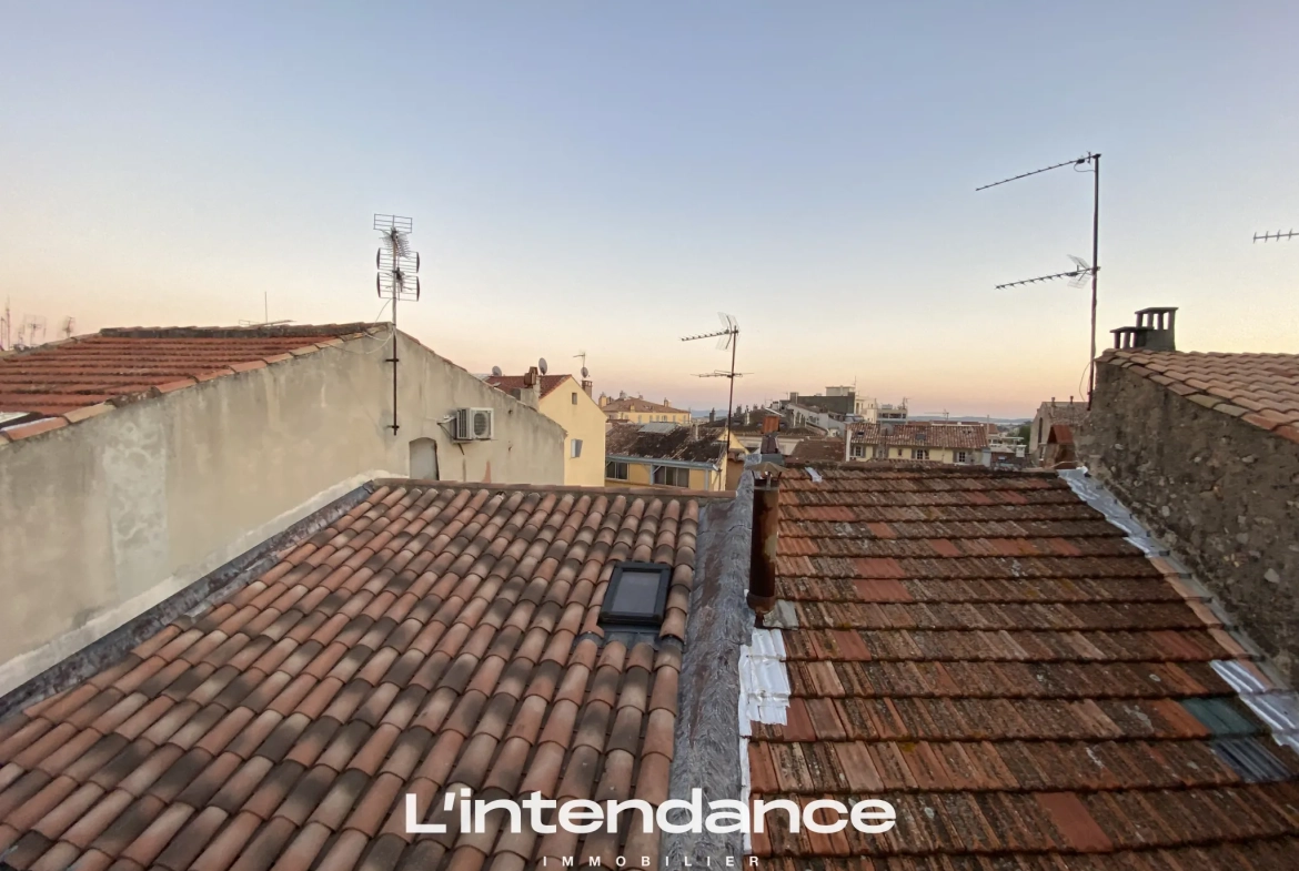 Immeuble à vendre dans le centre historique de Hyères, idéal pour investissement locatif 
