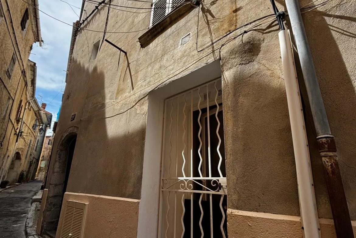 Immeuble à vendre dans le centre historique de Hyères, idéal pour investissement locatif 