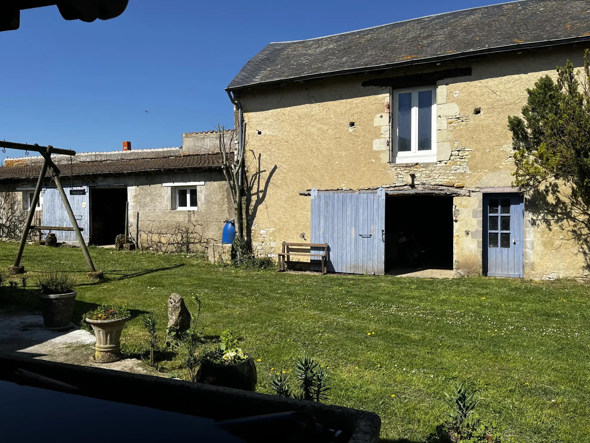 Maison rénovée avec gîte et dépendances à Mirebeau (86) - Vie à la campagne 