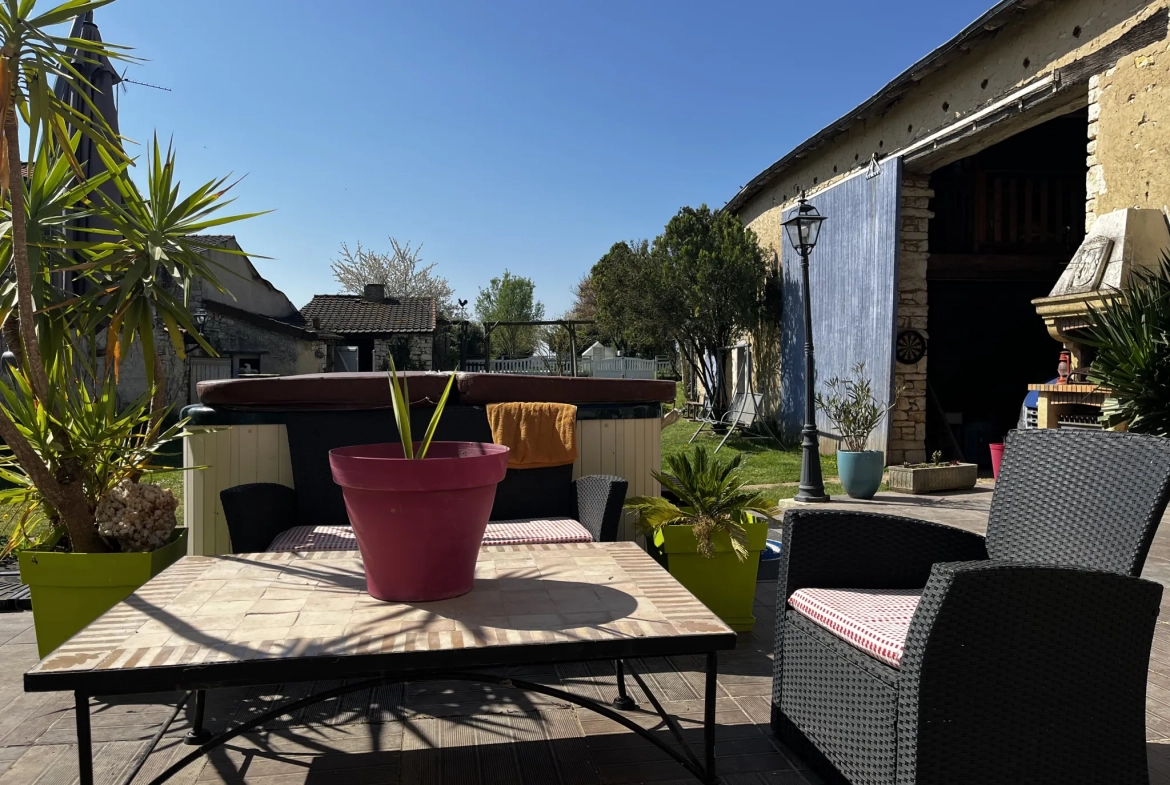 Maison rénovée avec gîte et dépendances à Mirebeau (86) - Vie à la campagne 