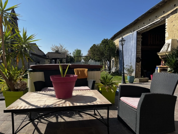 Maison rénovée avec gîte et dépendances à Mirebeau (86) - Vie à la campagne