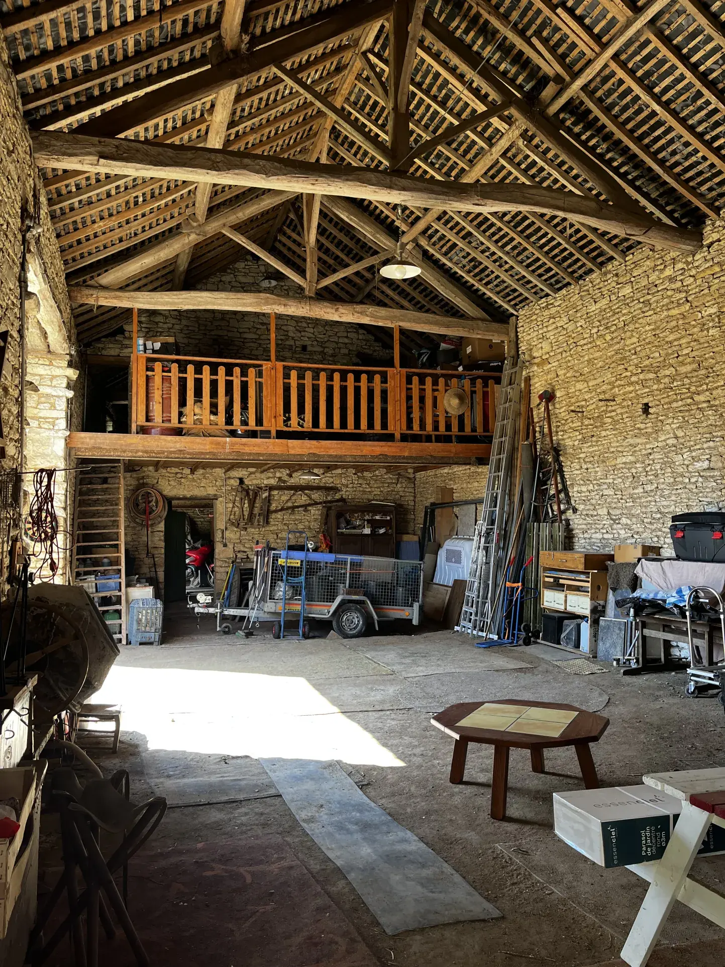 Maison rénovée avec gîte et dépendances à Mirebeau (86) - Vie à la campagne 
