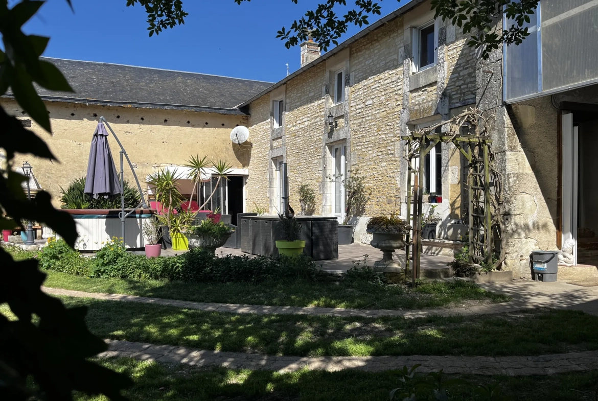 Maison rénovée avec gîte et dépendances à Mirebeau (86) - Vie à la campagne 