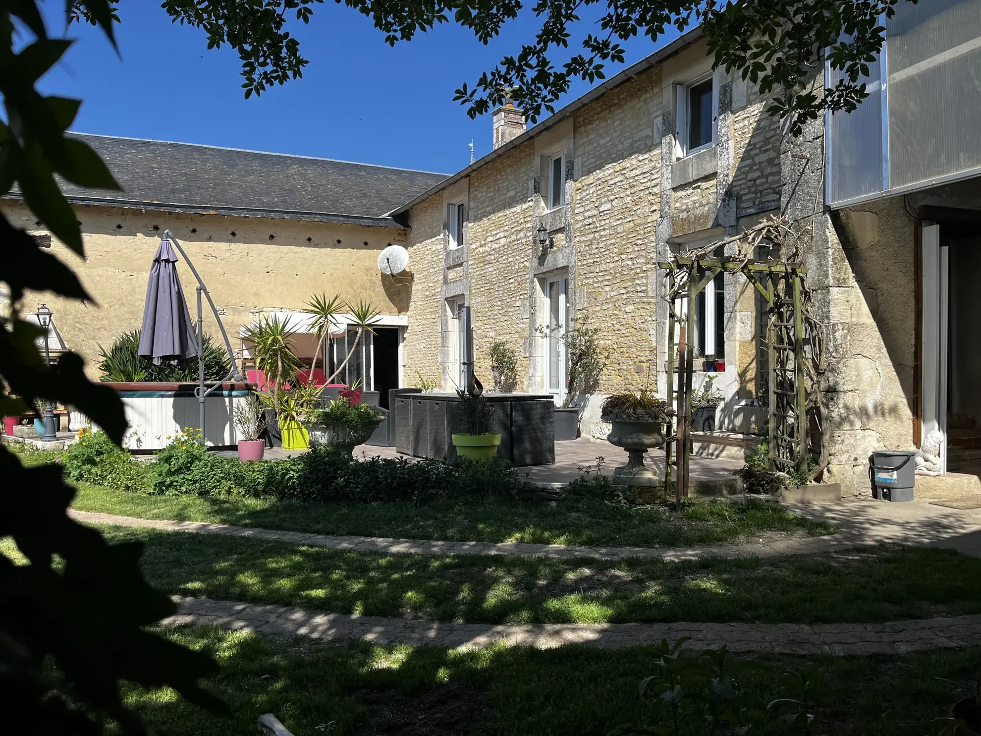 Maison rénovée avec gîte et dépendances à Mirebeau (86) - Vie à la campagne 
