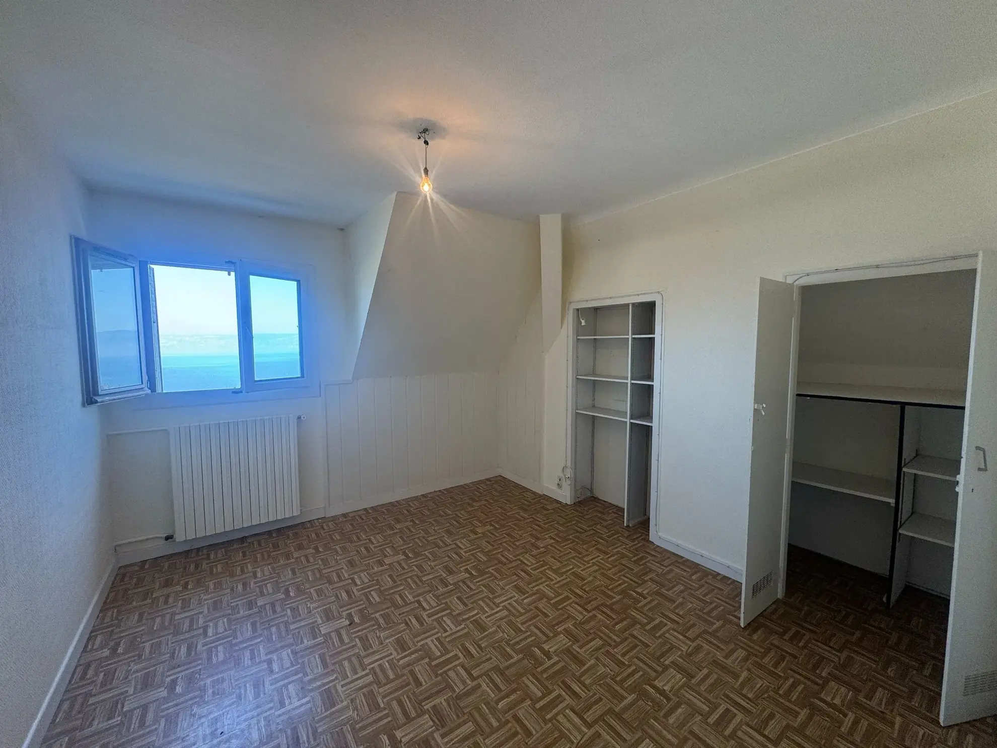 Appartement T3 à Lugrin avec Vue Lac, 2 Parkings, à Rénover 